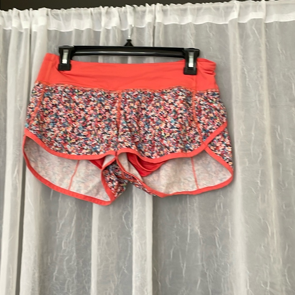 Lululemon Hotty Hot 2.5” Shorts size 6